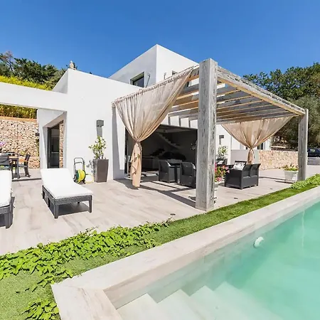 Cannes Hills Lovely Pool & Garden